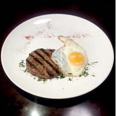 Бифштекс с яйцом с картофельным пюре Бифштекс с яйцом с картофельным пюре